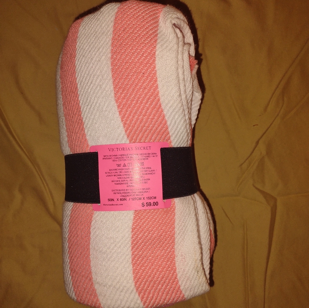 BUNDLE DEAL!!! Victorias Secret Limited Edition 2015 & 2017 Beach Blankets - Picture 12 of 14